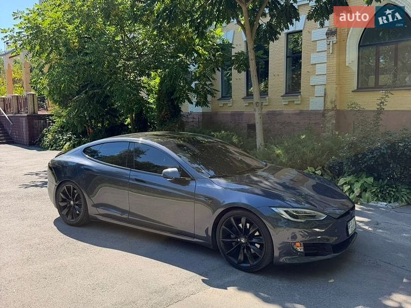 Лифтбек Tesla Model S 2018 в Чернигове