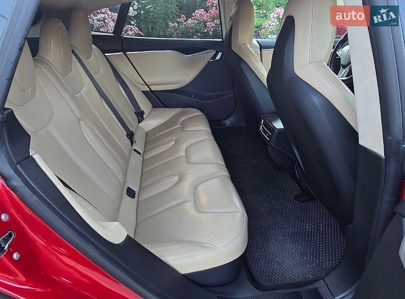 Ліфтбек Tesla Model S 2015 в Києві