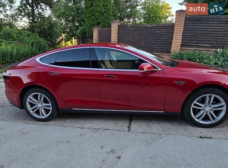 Ліфтбек Tesla Model S 2015 в Києві