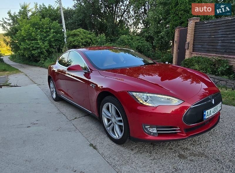 Ліфтбек Tesla Model S 2015 в Києві