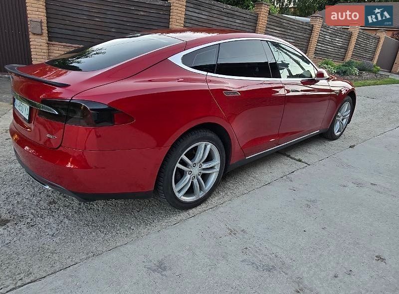 Ліфтбек Tesla Model S 2015 в Києві