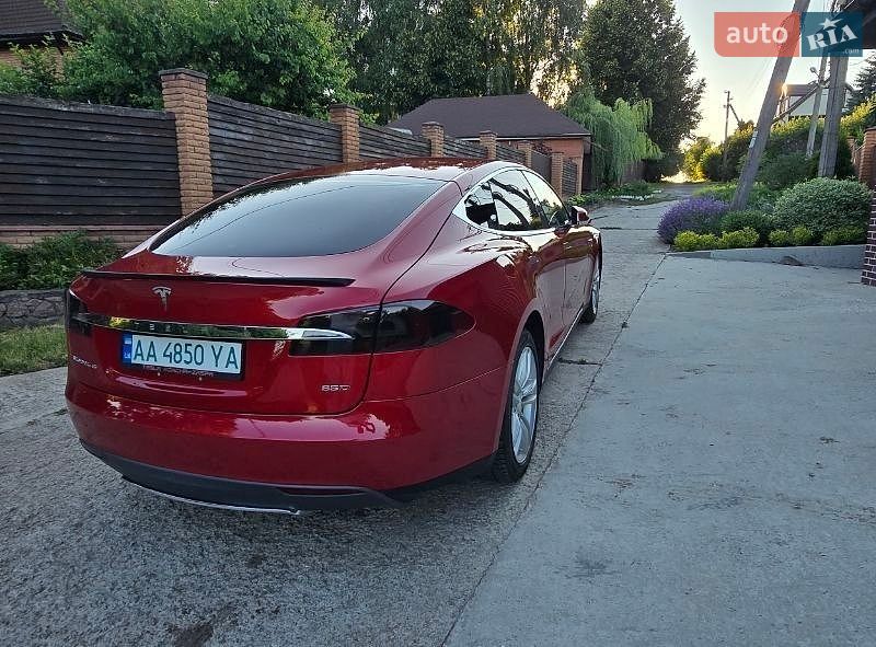 Ліфтбек Tesla Model S 2015 в Києві