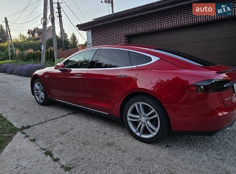 Ліфтбек Tesla Model S 2015 в Києві