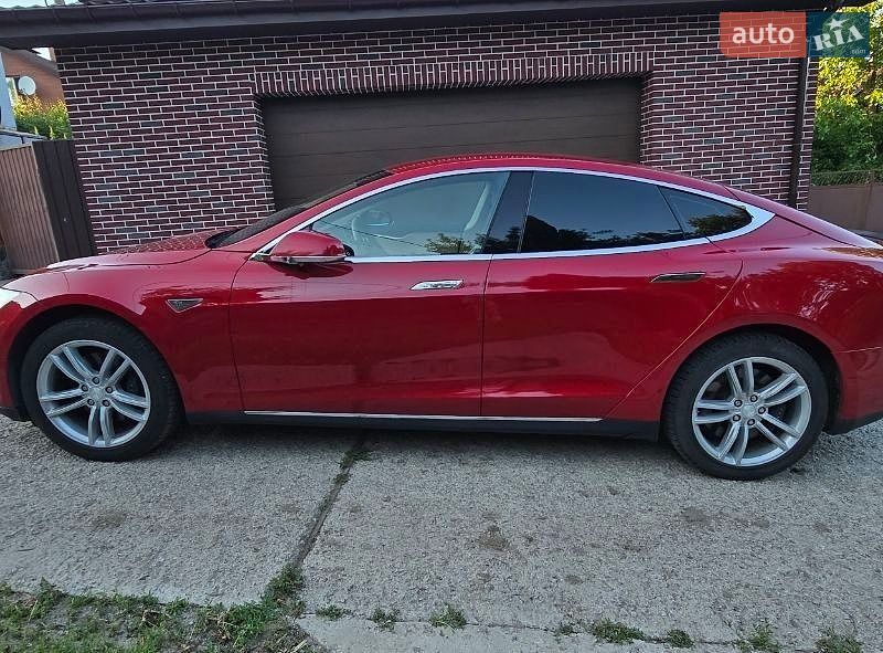 Ліфтбек Tesla Model S 2015 в Києві