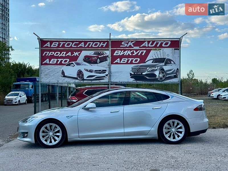 Лифтбек Tesla Model S 2016 в Киеве