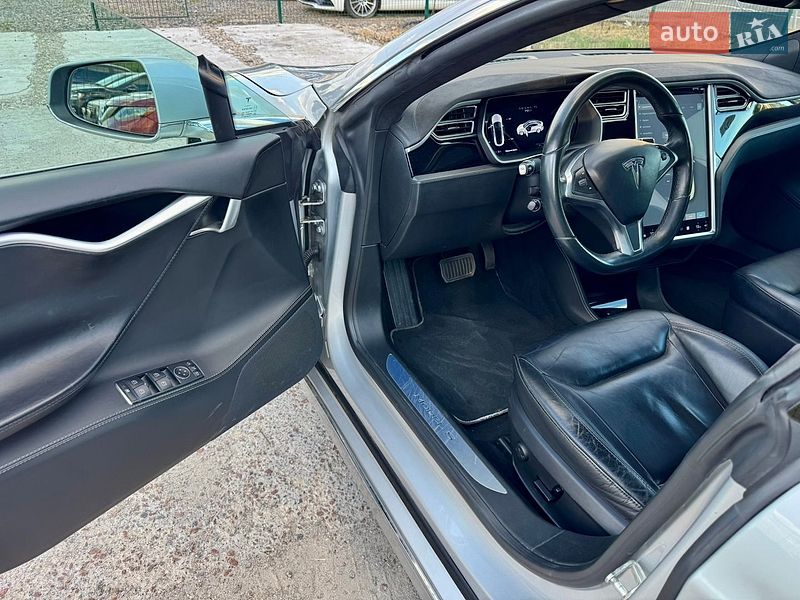 Лифтбек Tesla Model S 2016 в Киеве