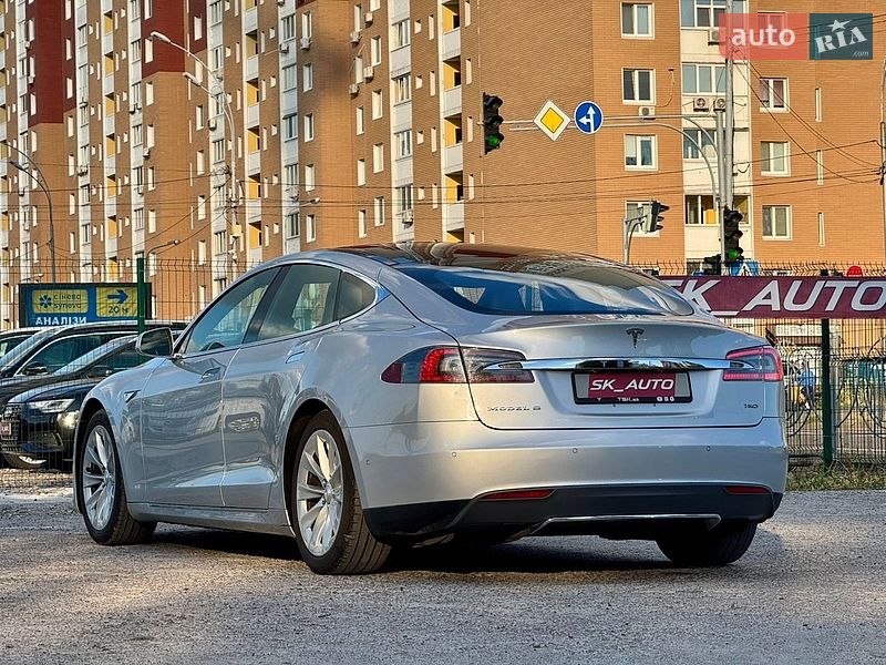 Лифтбек Tesla Model S 2016 в Киеве