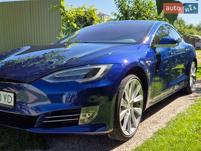 Лифтбек Tesla Model S 2020 в Березане