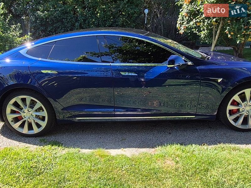 Лифтбек Tesla Model S 2020 в Березане