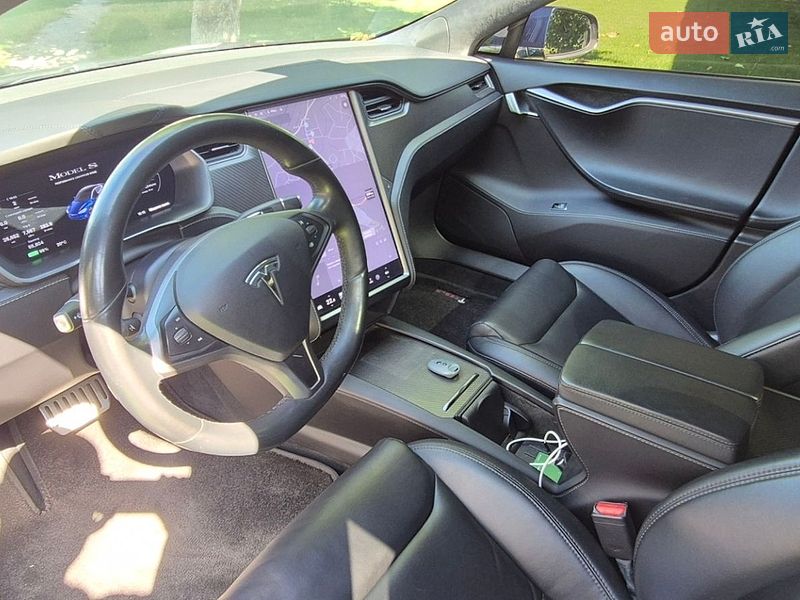 Лифтбек Tesla Model S 2020 в Березане