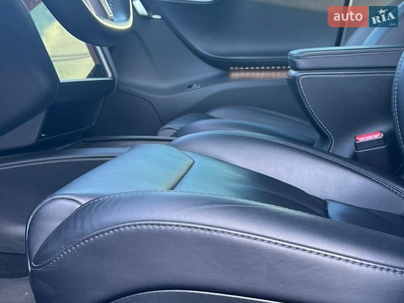 Лифтбек Tesla Model S 2019 в Львове