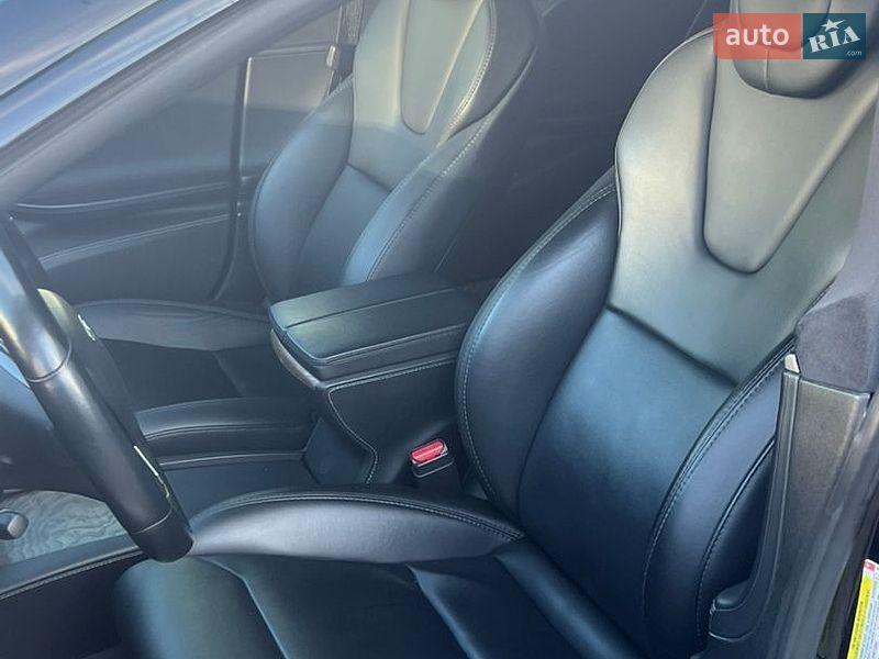 Лифтбек Tesla Model S 2019 в Львове