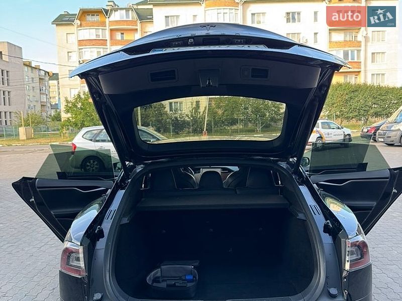 Лифтбек Tesla Model S 2019 в Львове