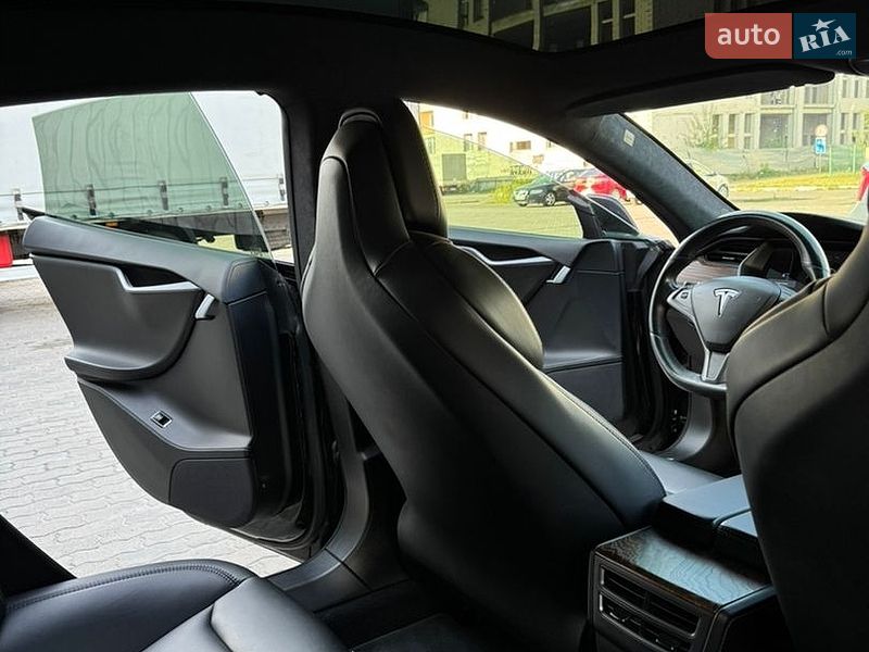 Лифтбек Tesla Model S 2019 в Львове