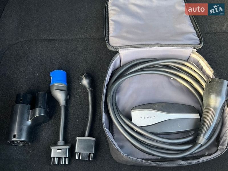 Лифтбек Tesla Model S 2019 в Стрые