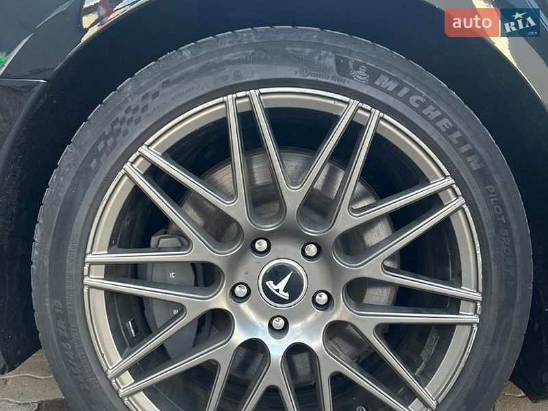 Лифтбек Tesla Model S 2019 в Львове