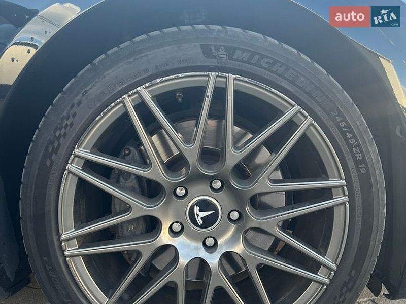 Лифтбек Tesla Model S 2019 в Львове
