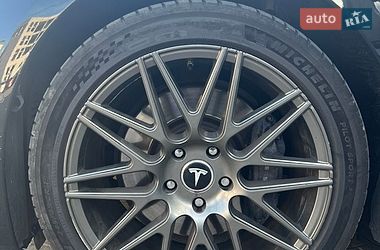 Лифтбек Tesla Model S 2019 в Львове