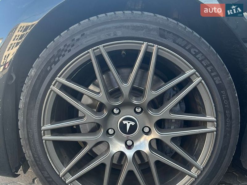 Лифтбек Tesla Model S 2019 в Львове