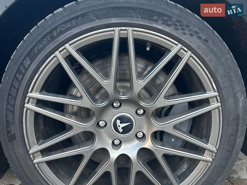 Лифтбек Tesla Model S 2019 в Стрые