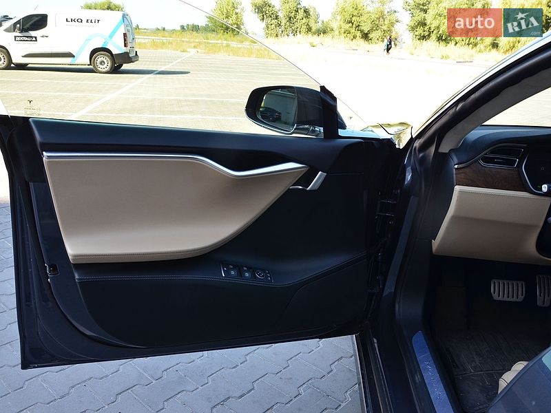 Ліфтбек Tesla Model S 2016 в Черкасах