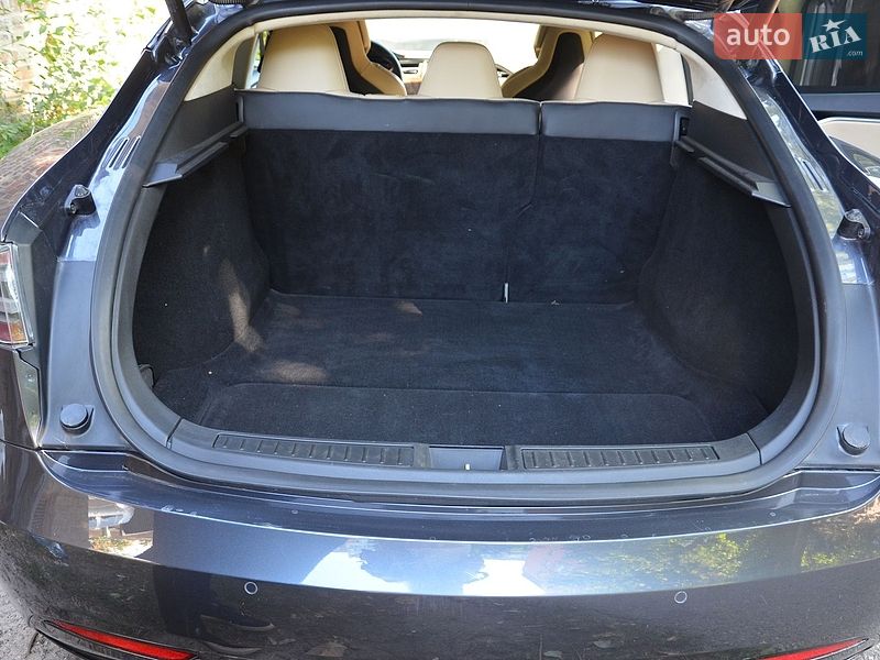 Ліфтбек Tesla Model S 2016 в Черкасах
