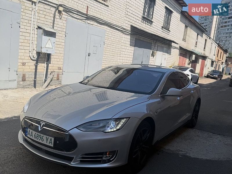 Лифтбек Tesla Model S 2015 в Львове