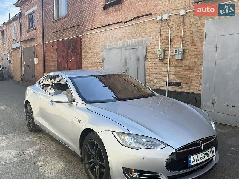 Лифтбек Tesla Model S 2015 в Львове фото 3 Лифтбек Tesla Model S 2015 в Львове
