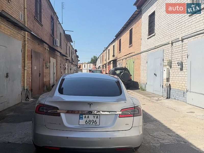 Лифтбек Tesla Model S 2015 в Львове