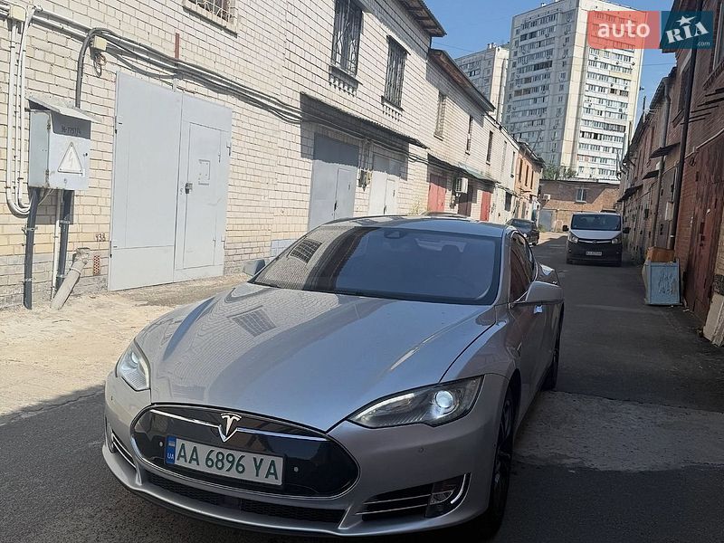 Лифтбек Tesla Model S 2015 в Львове