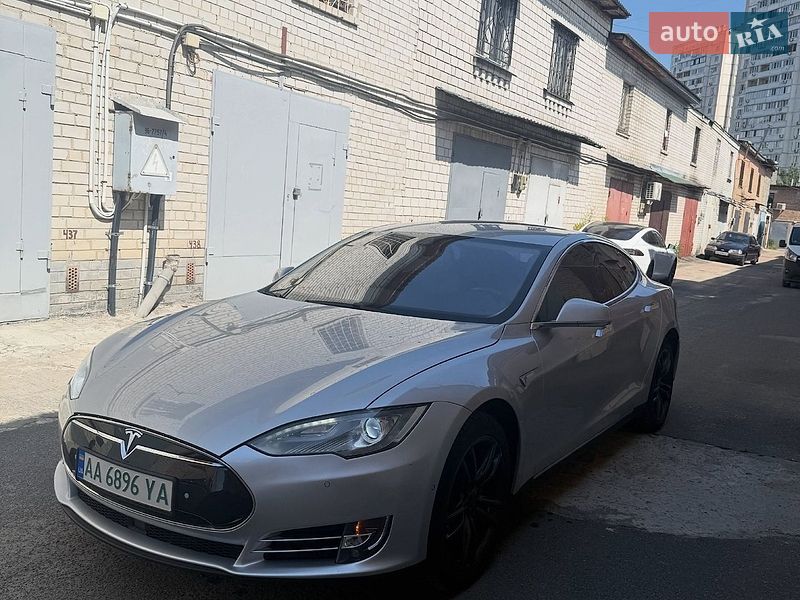 Лифтбек Tesla Model S 2015 в Львове