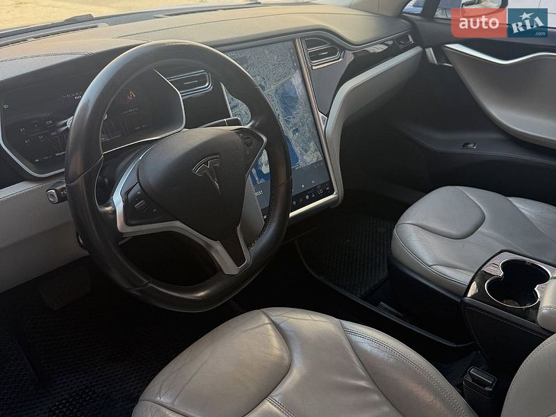 Лифтбек Tesla Model S 2015 в Львове