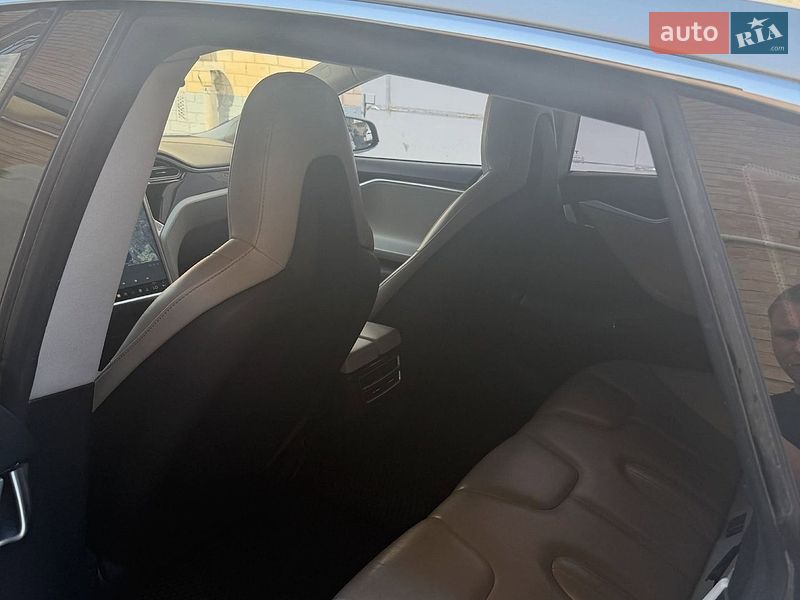 Лифтбек Tesla Model S 2015 в Львове