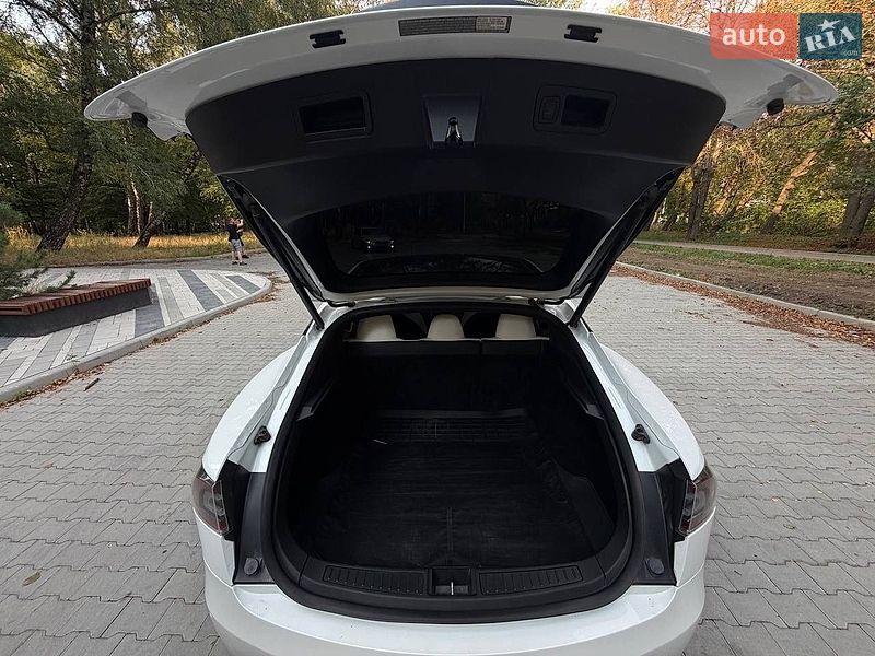 Лифтбек Tesla Model S 2017 в Тернополе