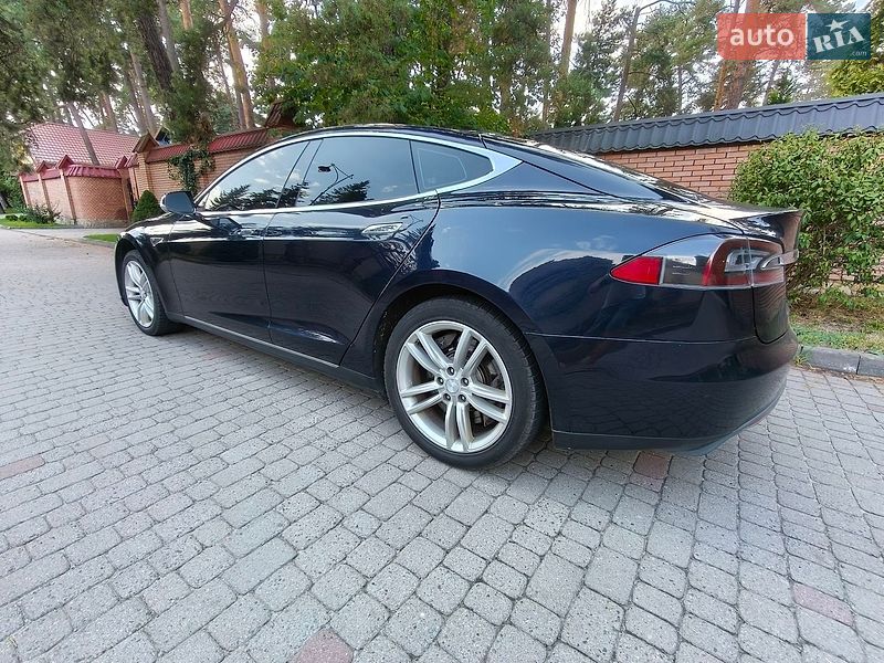 Лифтбек Tesla Model S 2014 в Львове