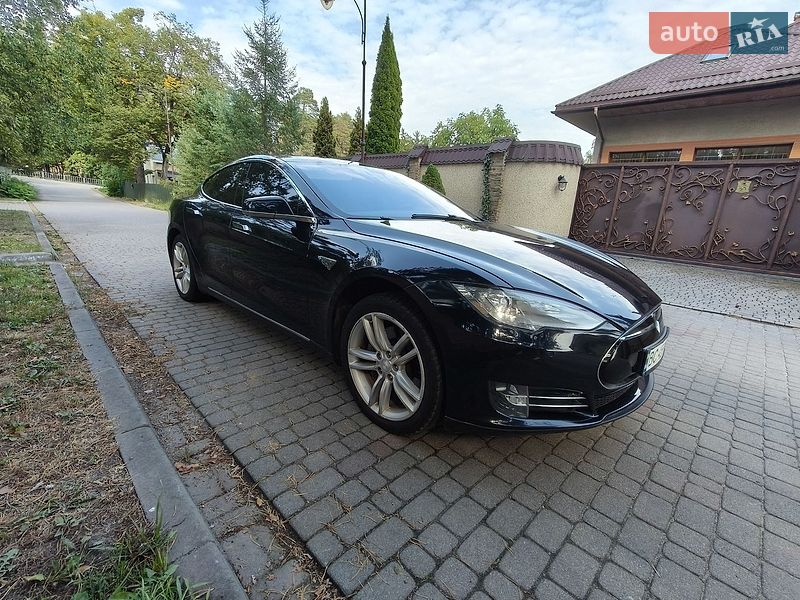 Лифтбек Tesla Model S 2014 в Львове