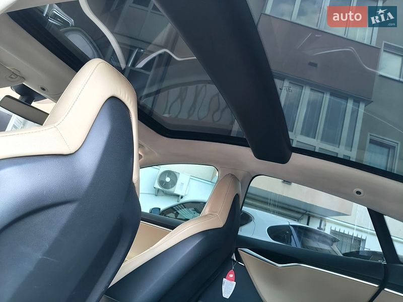 Лифтбек Tesla Model S 2014 в Львове