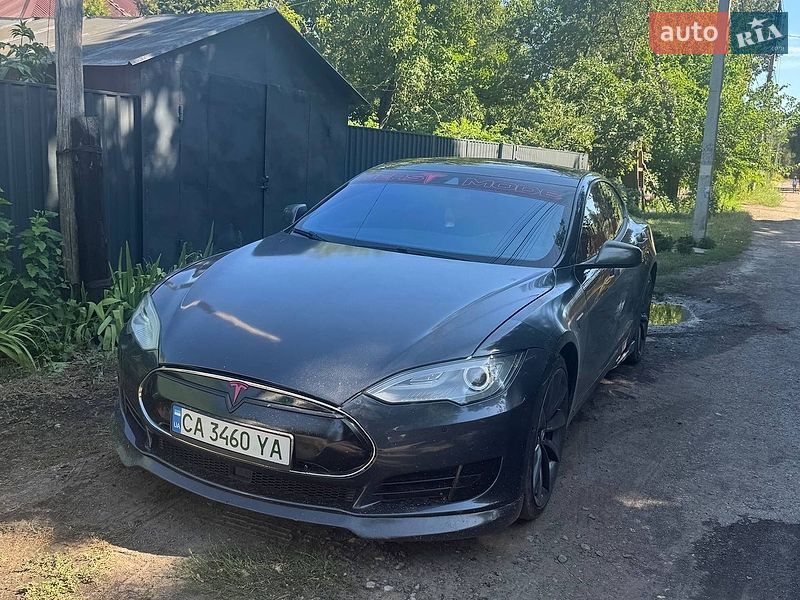 Лифтбек Tesla Model S 2014 в Смеле