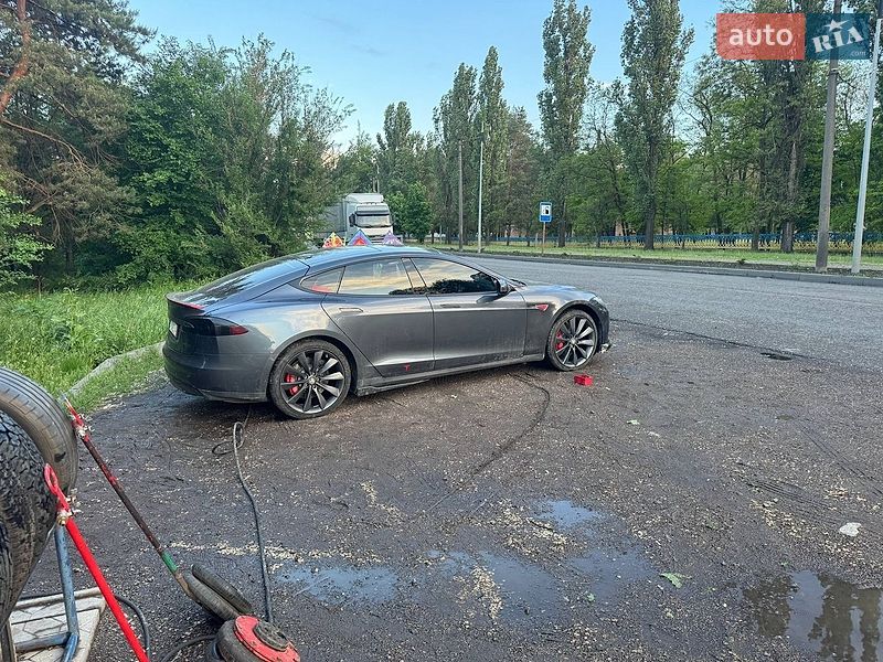 Лифтбек Tesla Model S 2014 в Смеле