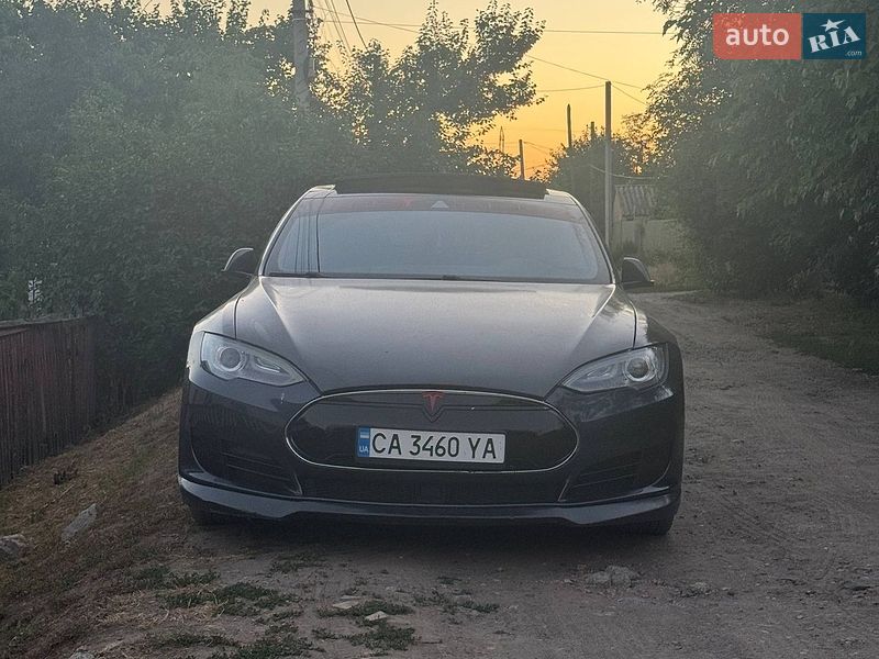 Лифтбек Tesla Model S 2014 в Смеле