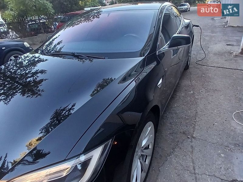 Лифтбек Tesla Model S 2017 в Ивано-Франковске