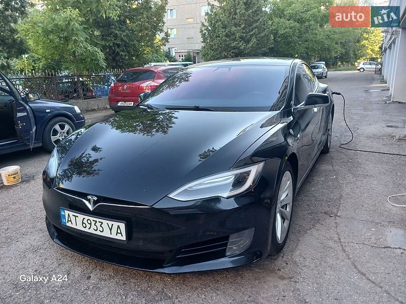 Ліфтбек Tesla Model S 2017 в Івано-Франківську
