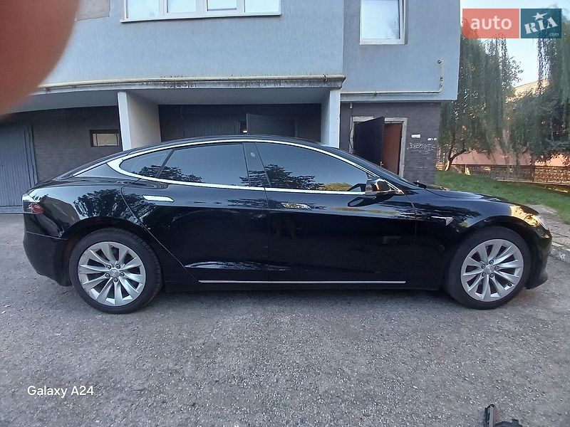 Ліфтбек Tesla Model S 2017 в Івано-Франківську