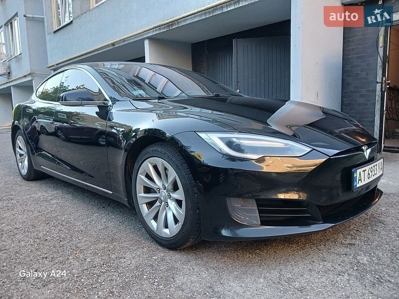 Ліфтбек Tesla Model S 2017 в Івано-Франківську