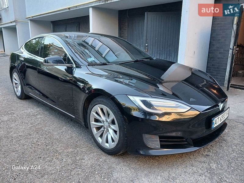 Ліфтбек Tesla Model S 2017 в Івано-Франківську