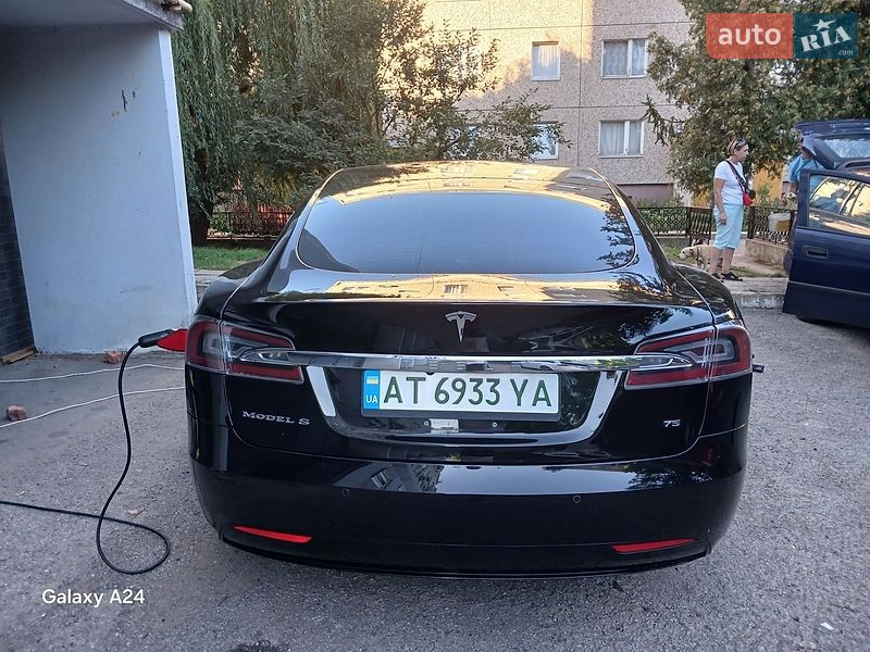 Ліфтбек Tesla Model S 2017 в Івано-Франківську