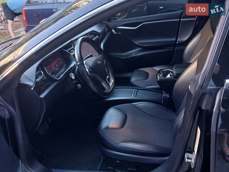 Ліфтбек Tesla Model S 2017 в Івано-Франківську
