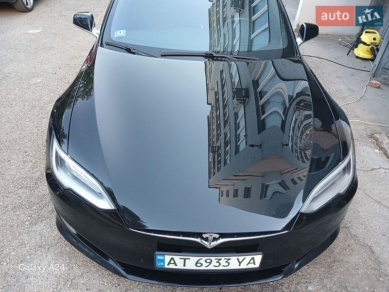 Ліфтбек Tesla Model S 2017 в Івано-Франківську