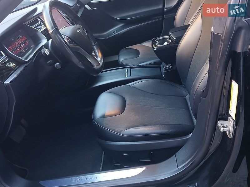 Ліфтбек Tesla Model S 2017 в Івано-Франківську