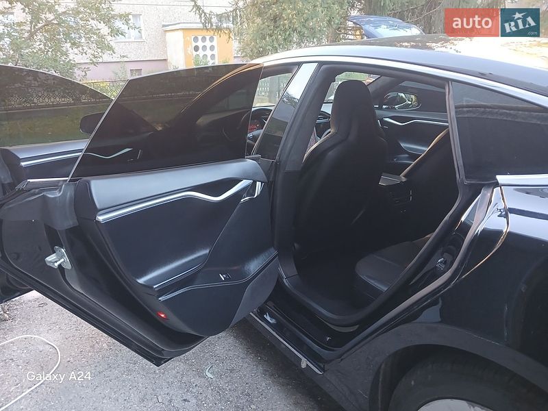 Ліфтбек Tesla Model S 2017 в Івано-Франківську
